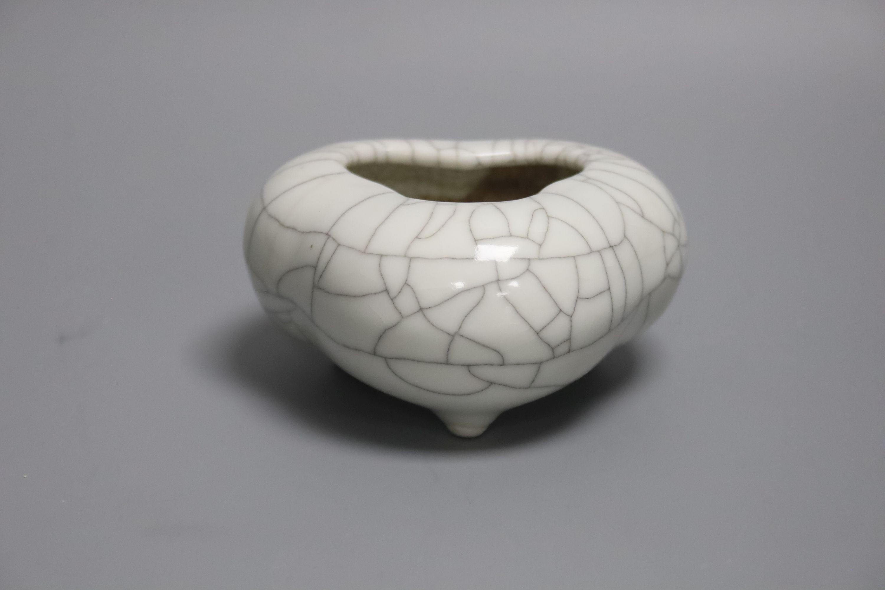 A Chinese crackleglaze tripod censer 10cm
